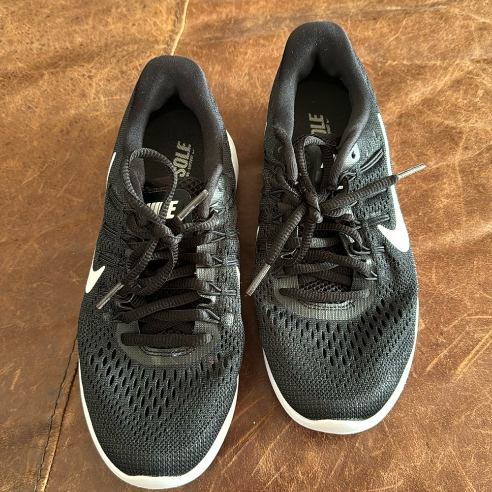 Nike fitsole sneakers shoes size ladies 5.5 or 6 black white